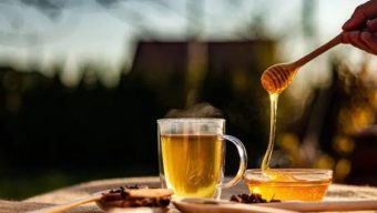 গরম পানিতে মধু মিশিয়ে খেলে সত্যিই কি ওজন কমে?