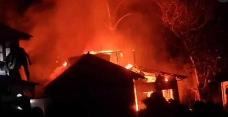 নারায়ণগঞ্জে গভীর রাতে বাড়িতে অগ্নিসংযোগ; নিরাপত্তার জন্য অন্যত্র আশ্রয় পরিবারের